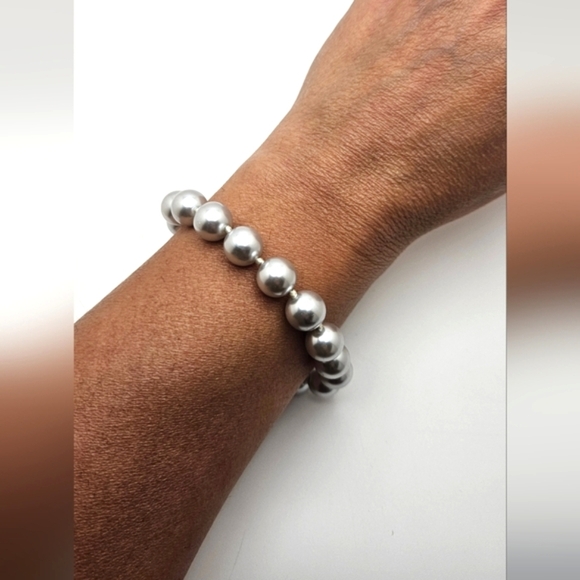 ๐ข3/$19๐ข CAROLEE Vintage Gray Silver Knotted Pearl Toggle Bracelet - Picture 2 of 4